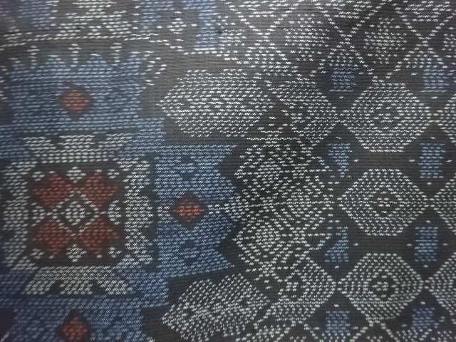  花古典柄模様織り出し本場泥大島紬着物